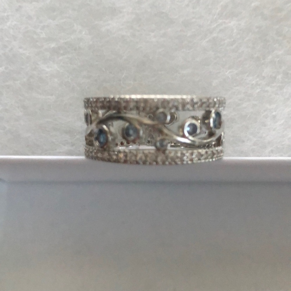 925 Silver ring with small diamond chips and blue round stones